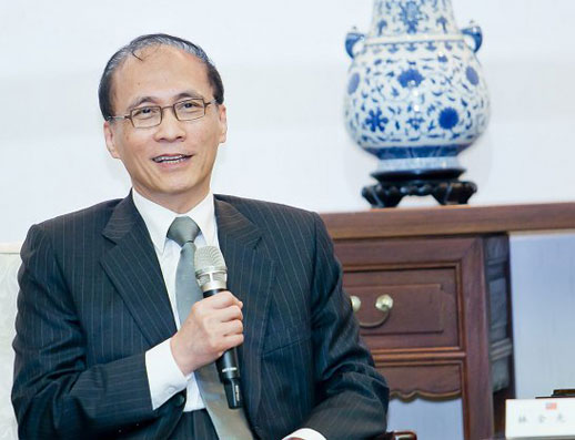 準行政團隊Line國事作法急轉彎，準經長受命客製臺版即時通